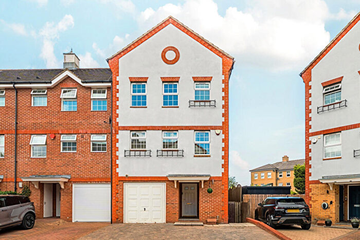 4 Bedroom End Of Terrace House For Sale In Meadow View, Chertsey, KT16