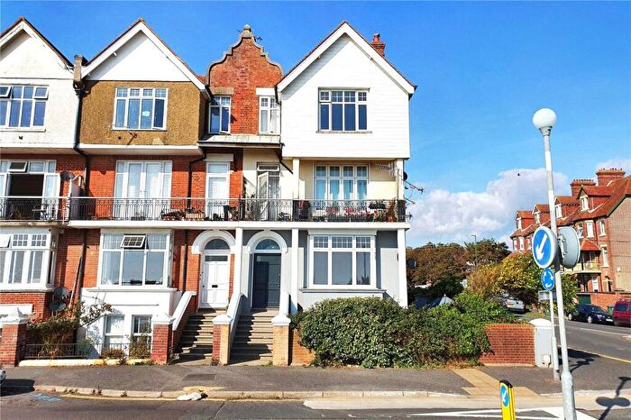 2 Bedroom Apartment To Rent In South Terrace, Littlehampton, BN17