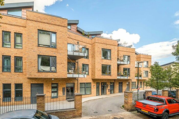 2 Bedroom Flat To Rent In Railshead Road, Old Isleworth, TW7