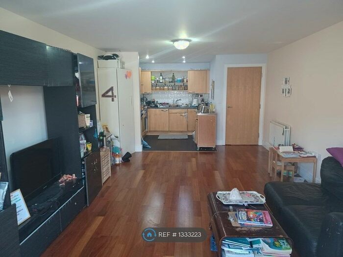 2 Bedroom Flat To Rent In California Close, Sutton, SM2