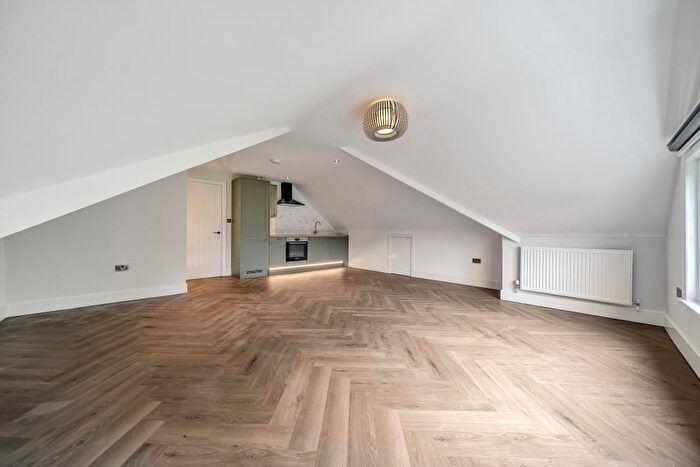 3 Bedroom Flat To Rent In Murdoch Road, Wokingham, RG40