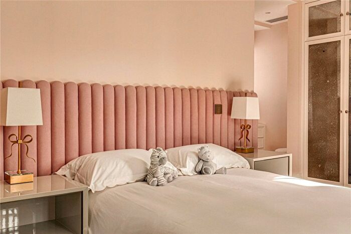 3 Bedroom Flat To Rent In South Street, London, W1K