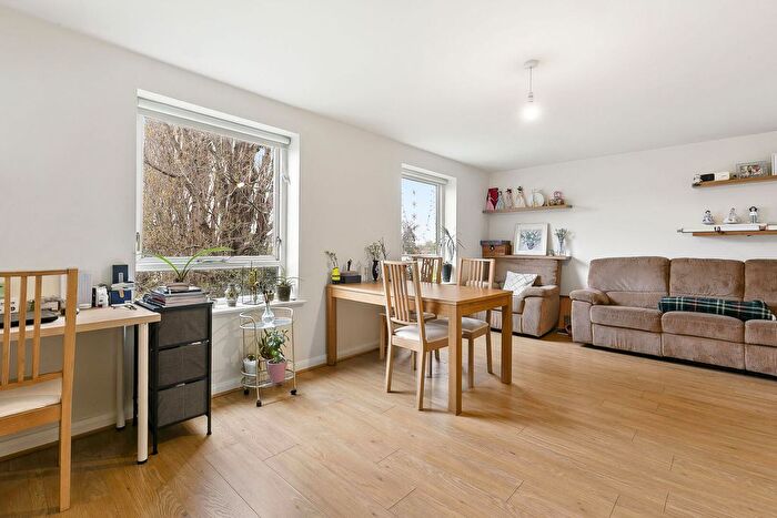 2 Bedroom Flat To Rent In Madison Court, Putney, SW15
