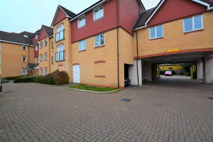 2 Bedroom Flat To Rent In Bower Way, Cippenham, Slough, SL1