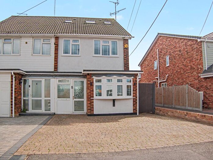 4 Bedroom Semi-Detached House For Sale In Plumberow Avenue, Hockley, SS5