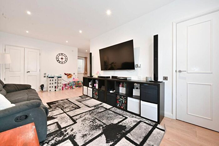 3 Bedroom Flat To Rent In Robinswood Gardens, Walthamstow, London, E17