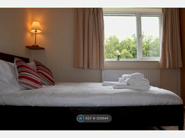 1 Bedroom Flat To Rent In Swans Hope, Loughton, IG10