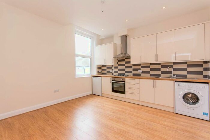 2 Bedroom Flat To Rent In Cricklewood Broadway, Cricklewood, London, NW2