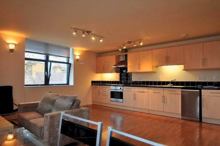 1 Bedroom Flat To Rent In Landmark House, Broadway, Bradford, West Yorkshire, BD1