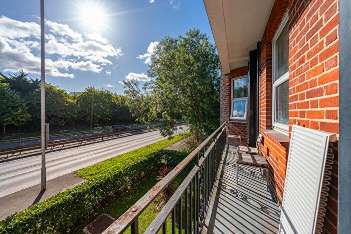 1 Bedroom Flat To Rent In North Circular Road, NW11