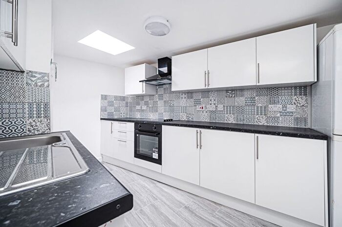 5 Bedroom Flat To Rent In Morning Lane, Hackney, London, E9