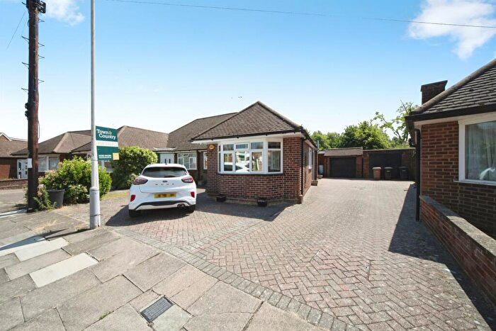 3 Bedroom Semi-Detached Bungalow For Sale In Abingdon Road, Luton, LU4