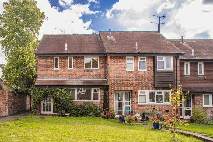 3 Bedroom End Of Terrace House To Rent In The Birches, Goring On Thames, RG8