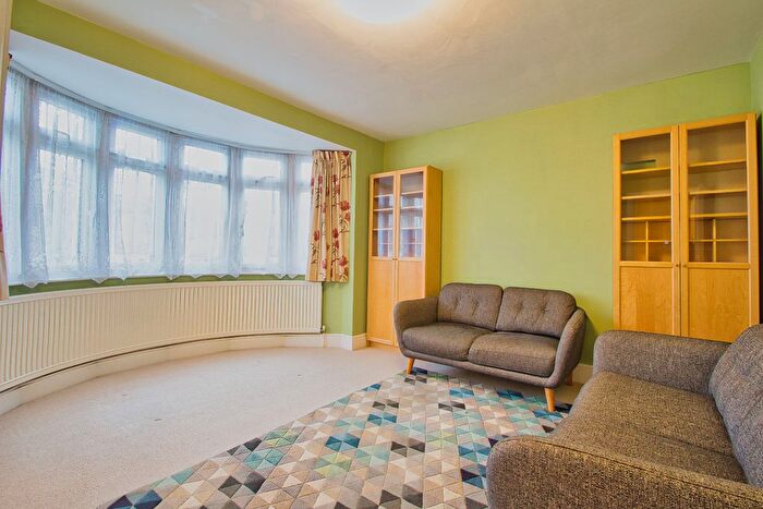 2 Bedroom Maisonette To Rent In Cowbridge Road, Queensbury, Harrow, HA3