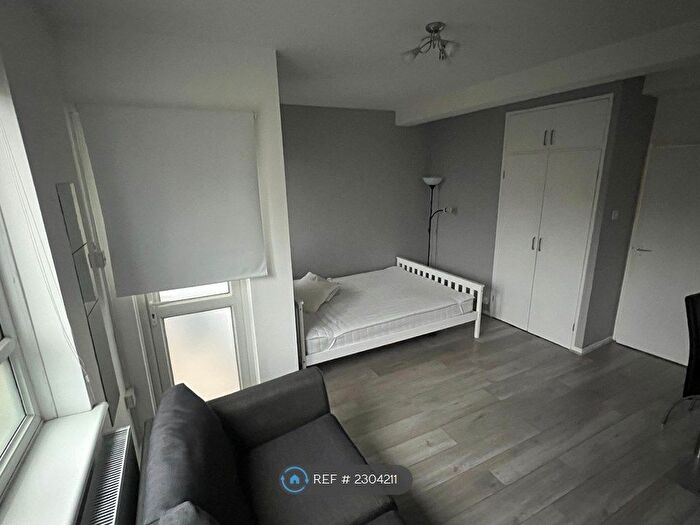 Studio To Rent In Kilburn Lane, London, W10