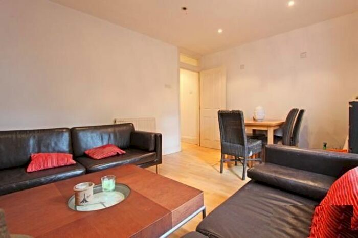 3 Bedroom Flat To Rent In New Cross Road, New Cross, SE14