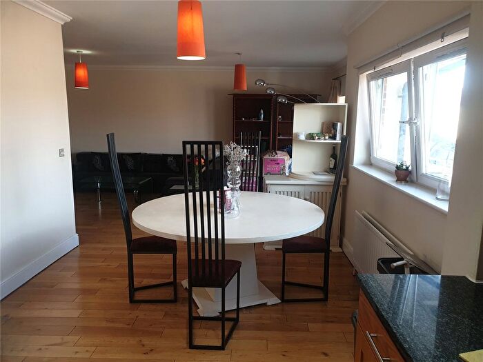 3 Bedroom Flat To Rent In Ballards Lane, London, N3