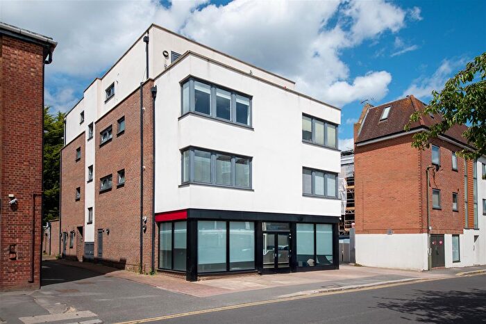 2 Bedroom Flat To Rent In Lodge Lane, London, N12