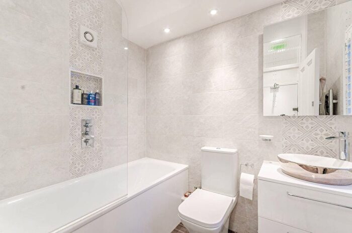 2 Bedroom Flat To Rent In De Vere Gardens, Kensington, London, W8