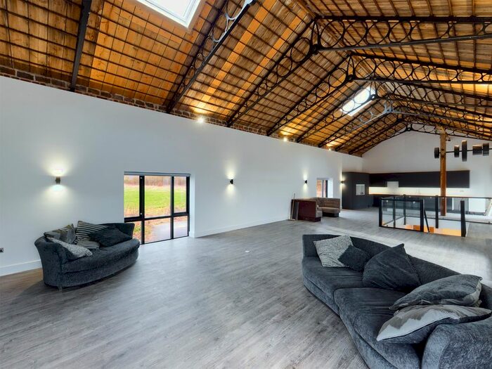 4 Bedroom Barn Conversion To Rent In The Barns - Bunkers Lane, Hemel Hempstead, Hertfordshire HP3