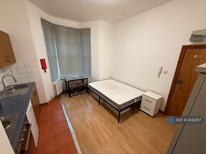 Studio To Rent In Crayford Road, London, N7