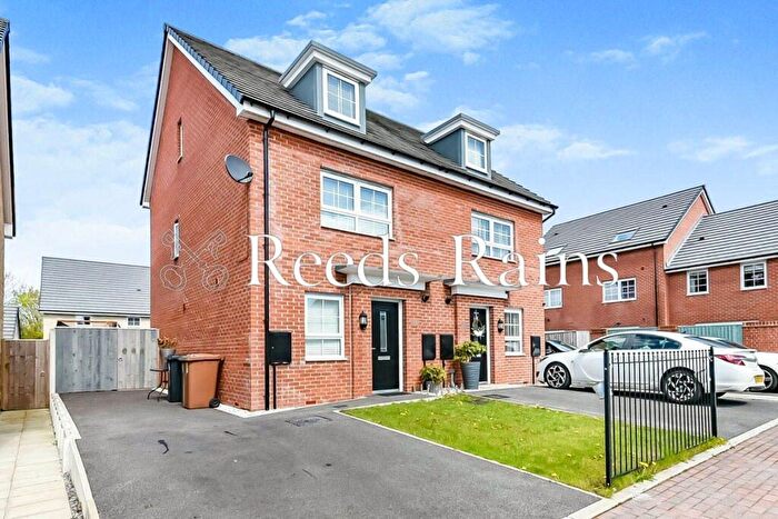 4 Bedroom Semi-Detached House To Rent In Middle Field, Hyde, Greater Manchester, SK14