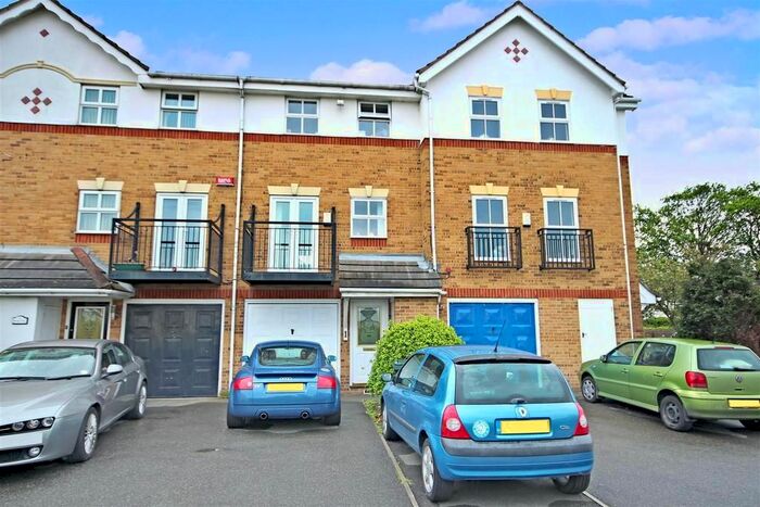 4 Bedroom Town House To Rent In Sara Crescent, Greenhithe, DA9