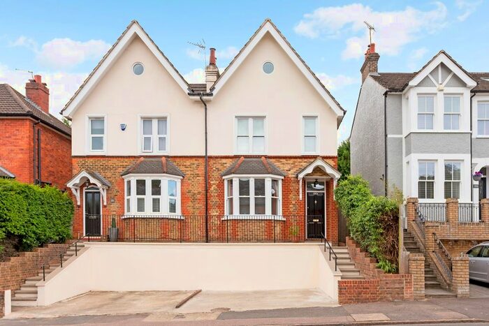 4 Bedroom Semi-Detached House To Rent In Croydon Road, Caterham, CR3