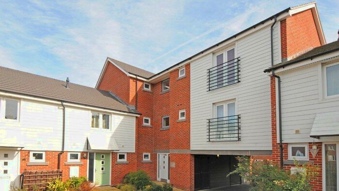 2 Bedroom Apartment To Rent In Englefield Way, RG24