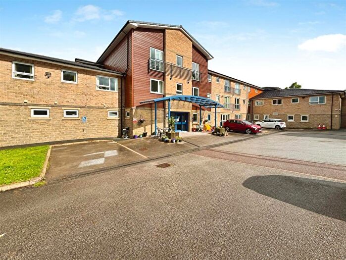 2 Bedroom Flat For Sale In Baldwin Lane, Clayton, Bradford, BD14