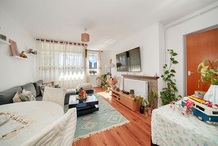 1 Bedroom Flat For Sale In Donegal House, Cambridge Heath Road, London, E1