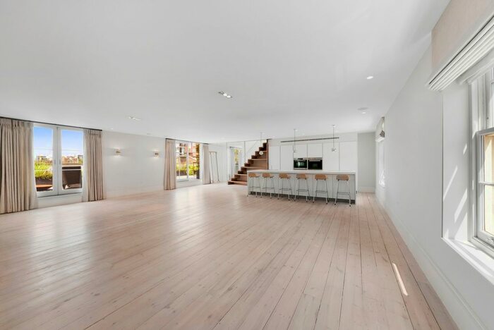 3 Bedroom Flat To Rent In Portobello Court, Westbourne Grove, London, W11