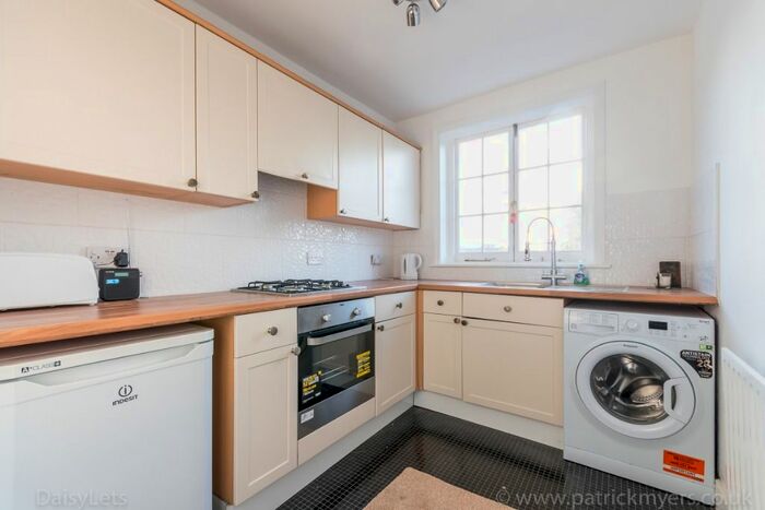 1 Bedroom Flat To Rent In Grove Lane, Camberwell, London, SE5