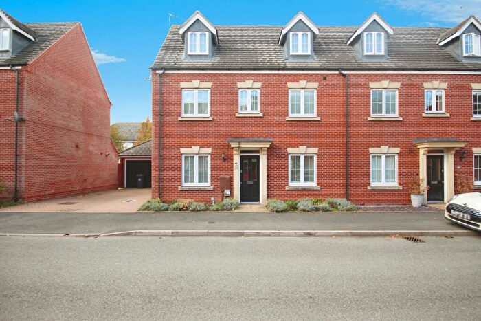 4 Bedroom Semi-Detached House For Sale In Brittain Lane, Warwick, Warwickshire, CV34