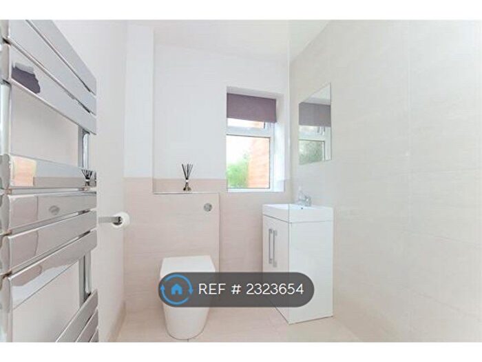 1 Bedroom Flat To Rent In Suffolk Close, Slough, SL1