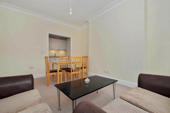 2 Bedroom Flat To Rent In Hazlitt Road, West Kensington, London, W14