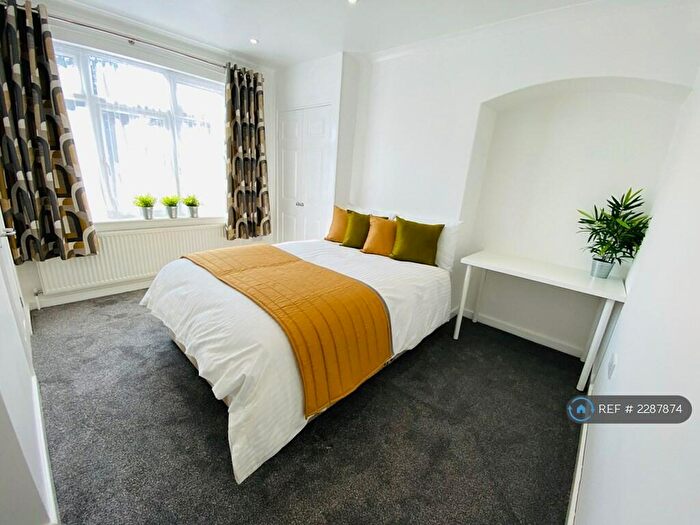 6 Bedroom Semi-Detached House To Rent In Harefied Road, Southampton, SO17