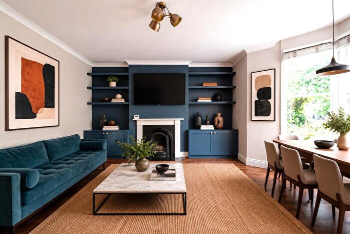 2 Bedroom Flat To Rent In St. Mark's Rise, Hackney, E8