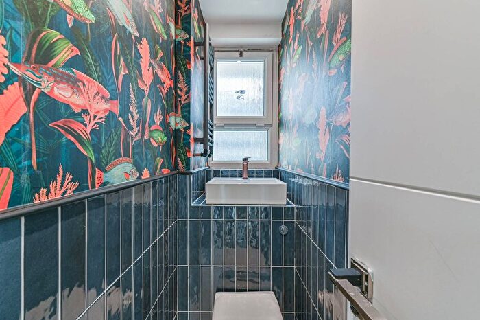 3 Bedroom Flat To Rent In Crownstone Road, Brixton, London, SW2