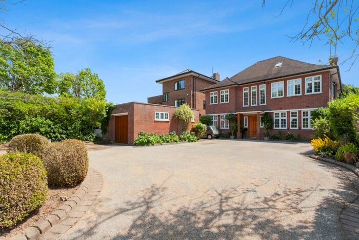 5 Bedroom Detached House To Rent In Aylmer Drive, Stanmore, HA7