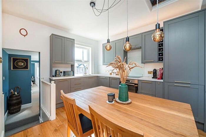 1 Bedroom Flat For Sale In Walpole Road, Teddington, TW11