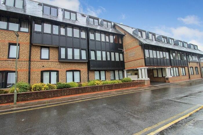 1 Bedroom Flat To Rent In Albert Road, Horley, Surrey., RH6