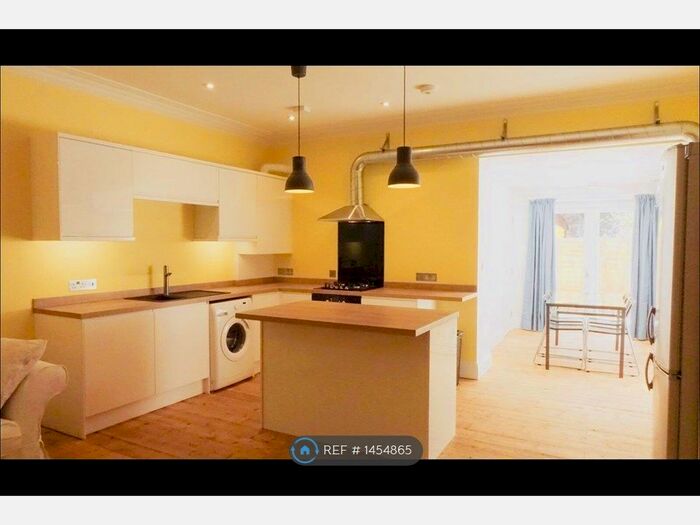 2 Bedroom Flat To Rent In A Freemantle Road, Bristol, BS5