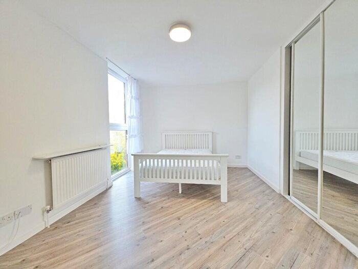 2 Bedroom Apartment To Rent In Vaughan Way, E1W
