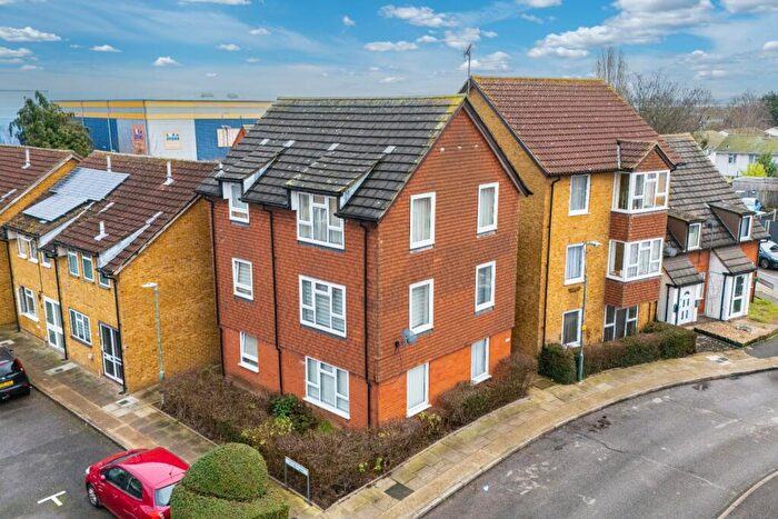 1 Bedroom Flat For Sale In Shearwood Crescent, Crayford, Kent, DA1