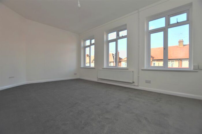 3 Bedroom Flat To Rent In High Street, Ilford, IG6