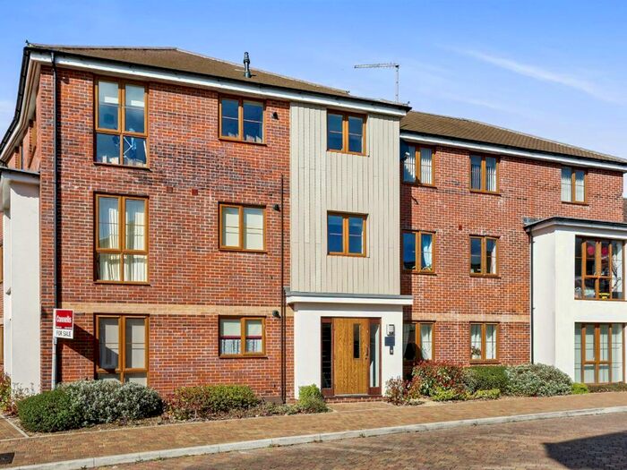 2 Bedroom Apartment To Rent In Limes Park, RG24