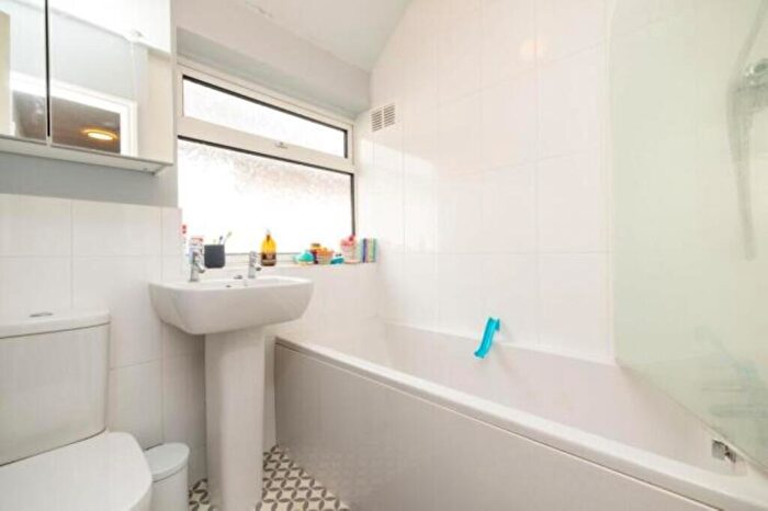 3 Bedroom Semi-Detached House For Sale In Sinclair Avenue, Banbury, OX16