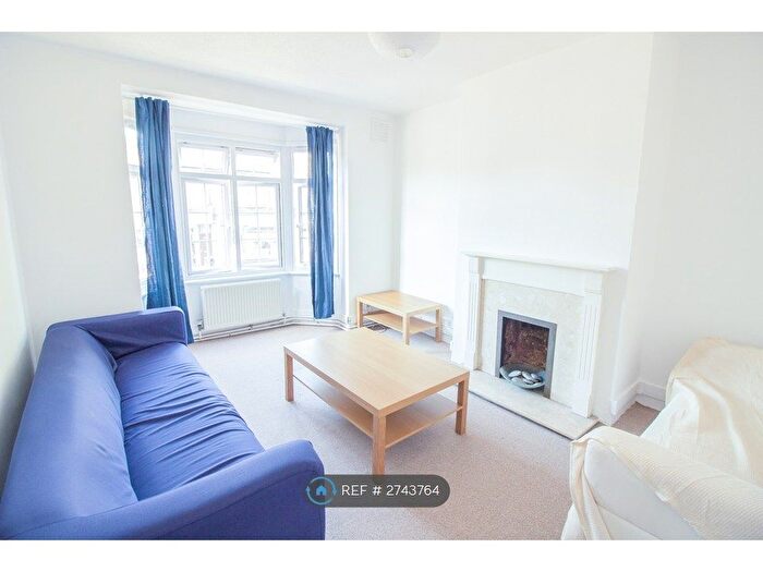 3 Bedroom Flat To Rent In Bellamy House, London, SW17