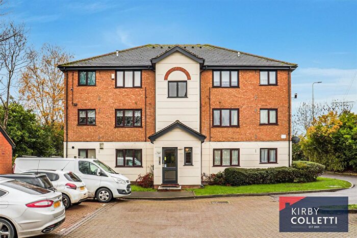 1 Bedroom Flat For Sale In Parrotts Field, Hoddesdon, EN11